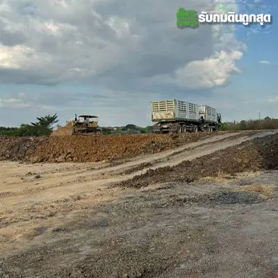 รถบรรทุกดินและรถปรับพื้นที่ในหน้างานถมดิน