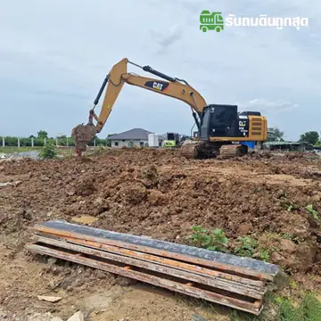 รถขุดปรับกองดินในพื้นที่ถมขนาดกว้าง